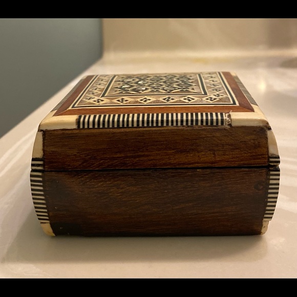 VINTAGE INLAID WOODEN JEWELRY BOX - Picture 2 of 3